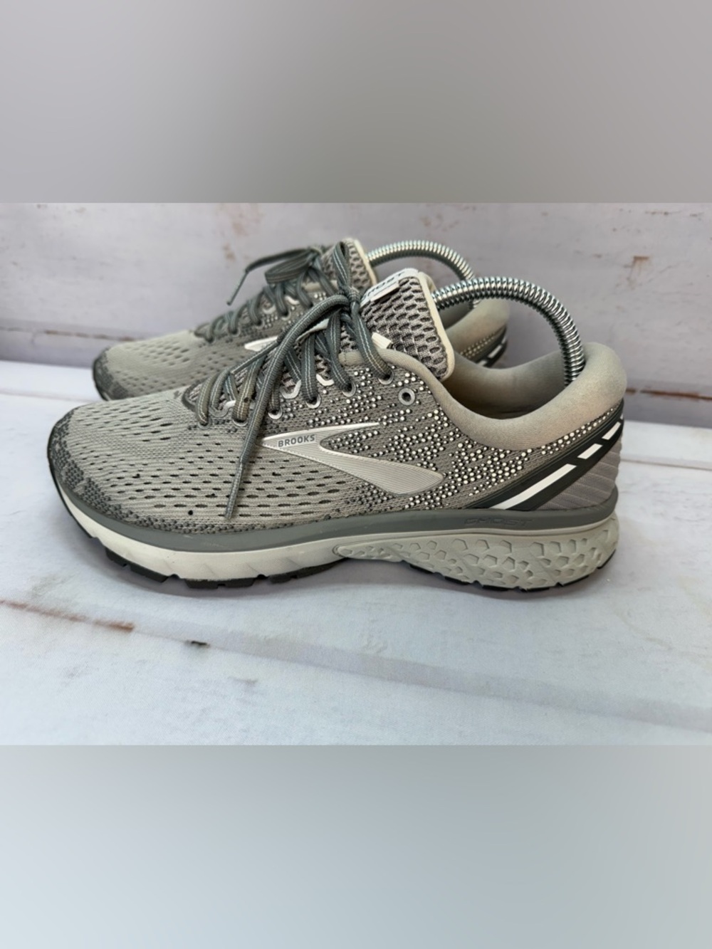 Brooks Ghost 11 Womens Size 9.5 B Grey Silver Running Shoes 1202771B028 EUC